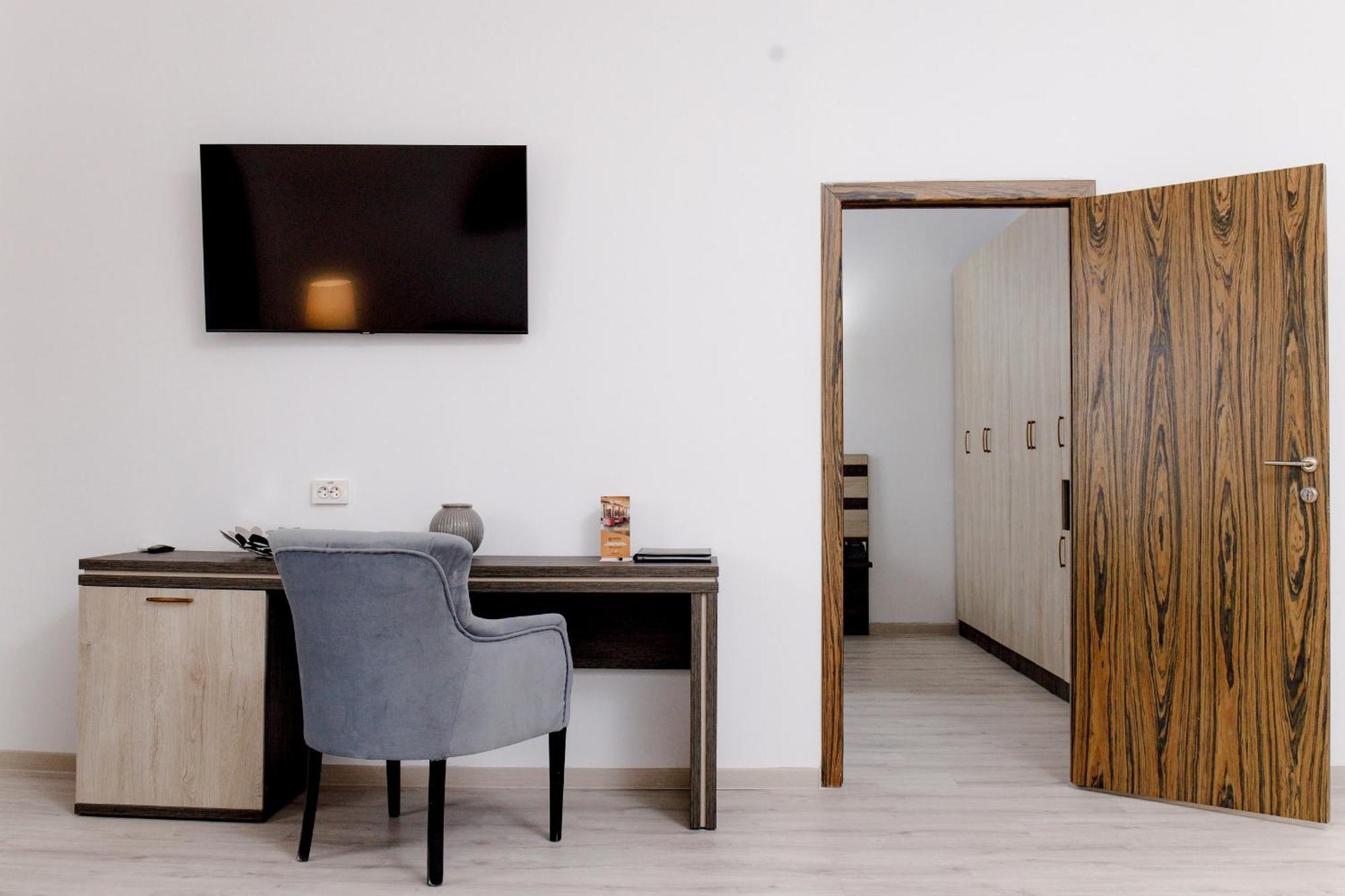 Infinity Plaza Block 1 Hotel Atyraū Екстериор снимка